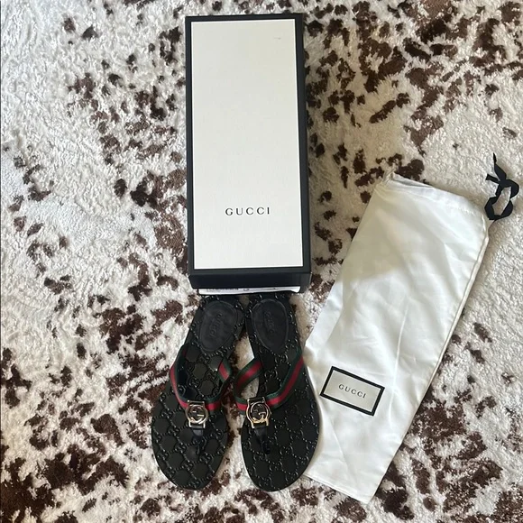 Women’s GG Gucci Black Flip Flops with Signature Straps - Picture 4 of 15